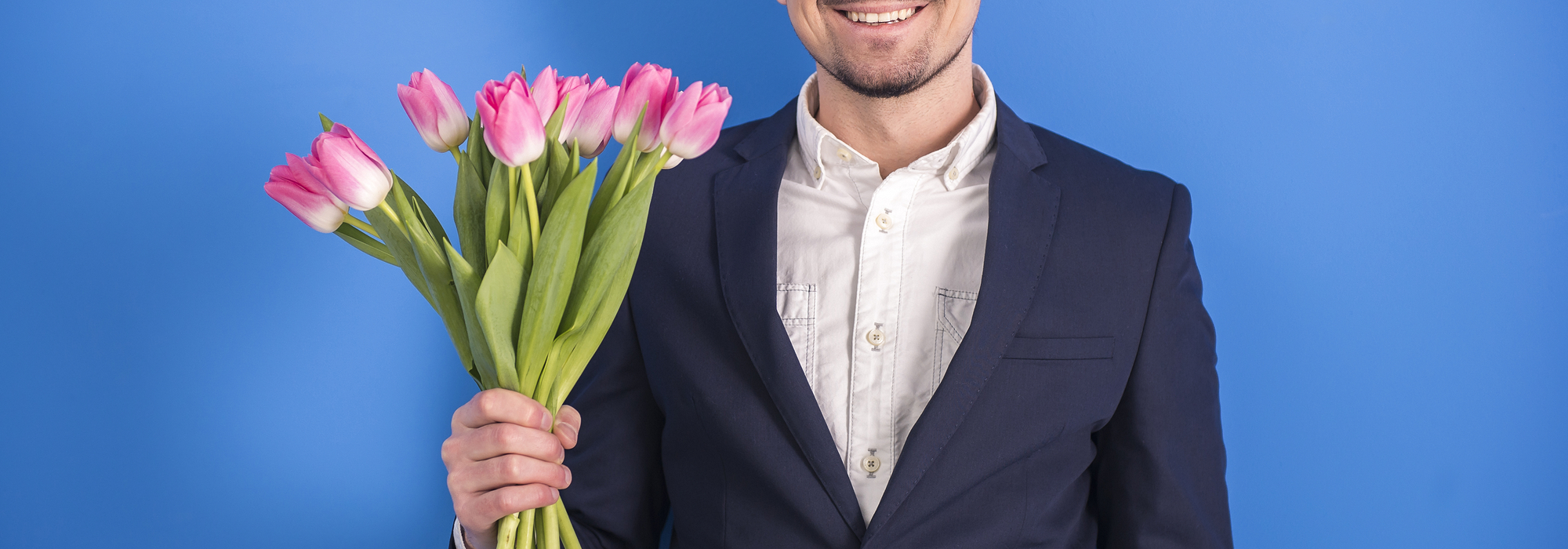 букет цветов для мужчины. поздравление от мужчин. мужчина и женщина открытки. артисты с цветами. открытка с др женщине от мужчины.